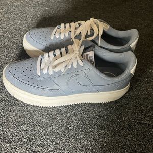 NIKE WOMENS COURT VISION ALTA SNEAKER - PURPLE/BLUE